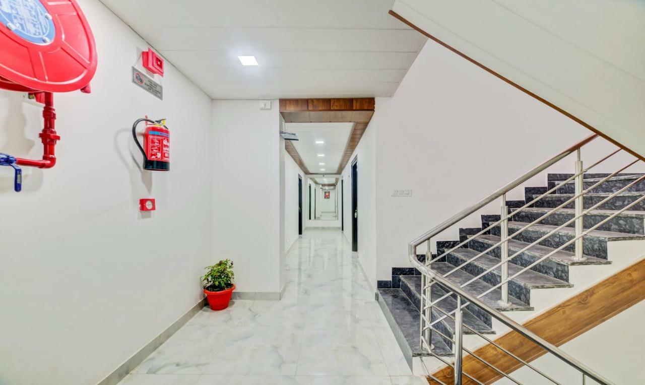 Hotel Nysha Palace Near Igi Airport ニューデリー エクステリア 写真